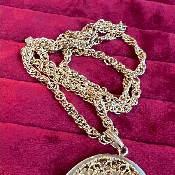 Sarah Coventry Gold Filigree locket Necklace - Picture 9 of 12